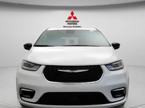 More photos of 2024 Chrysler Pacifica Limited at Jidd Motors Mitsubishi, IL