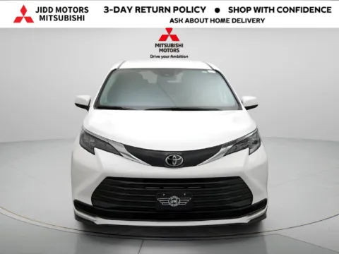 More photos of 2026 Toyota Sienna LE at Jidd Motors Mitsubishi, IL