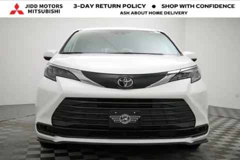 More photos of 2026 Toyota Sienna LE at Jidd Motors Mitsubishi, IL
