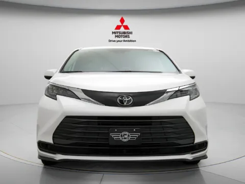 More photos of 2026 Toyota Sienna LE at Jidd Motors Mitsubishi, IL