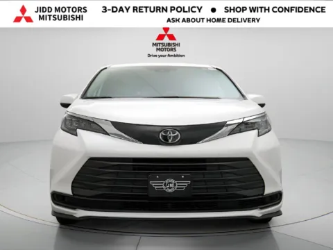 More photos of 2026 Toyota Sienna LE at Jidd Motors Mitsubishi, IL