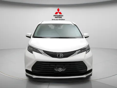 More photos of 2026 Toyota Sienna LE at Jidd Motors Mitsubishi, IL