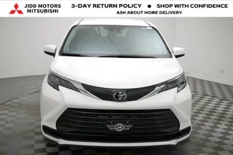 More photos of 2026 Toyota Sienna LE at Jidd Motors Mitsubishi, IL