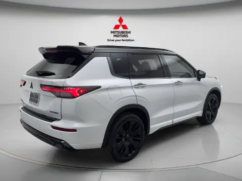 More photos of 2026 Mitsubishi Outlander Black Edition at Jidd Motors Mitsubishi, IL
