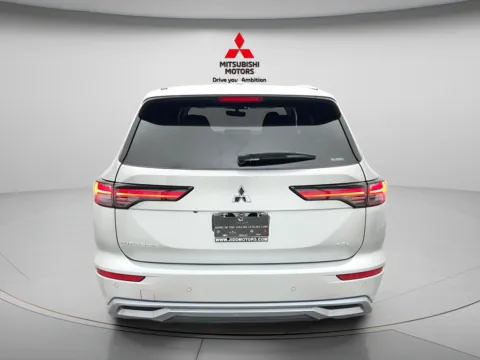 More photos of 2026 Mitsubishi Outlander SEL at Jidd Motors Mitsubishi, IL