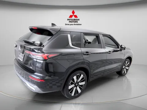 More photos of 2026 Mitsubishi Outlander SE at Jidd Motors Mitsubishi, IL