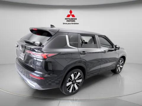 More photos of 2026 Mitsubishi Outlander SE at Jidd Motors Mitsubishi, IL