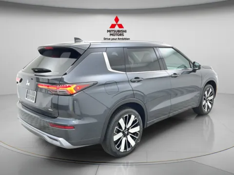More photos of 2026 Mitsubishi Outlander SEL at Jidd Motors Mitsubishi, IL