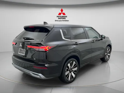 More photos of 2026 Mitsubishi Outlander SE at Jidd Motors Mitsubishi, IL