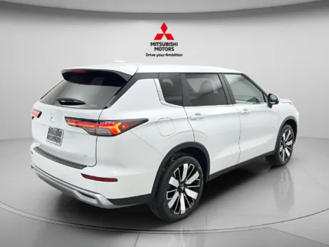 More photos of 2026 Mitsubishi Outlander SE at Jidd Motors Mitsubishi, IL