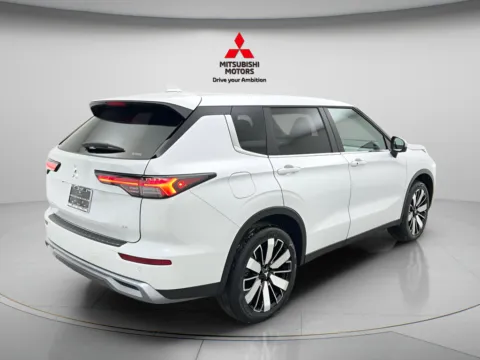 More photos of 2026 Mitsubishi Outlander SE at Jidd Motors Mitsubishi, IL