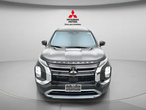 Photos of 2026 Mitsubishi Outlander SE for sale in Des Plaines, IL at Jidd Motors Mitsubishi