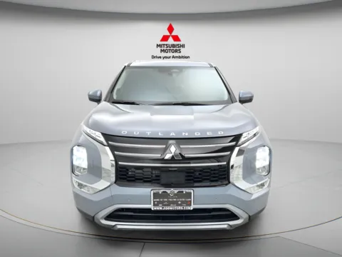 Photos of 2026 Mitsubishi Outlander SE for sale in Des Plaines, IL at Jidd Motors Mitsubishi