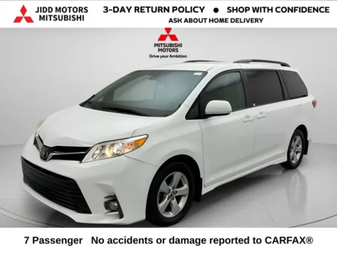 White 2018 Toyota Sienna LE for sale in Des Plaines, IL