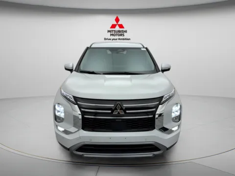 Photos of 2025 Mitsubishi Outlander SE for sale in Des Plaines, IL at Jidd Motors Mitsubishi