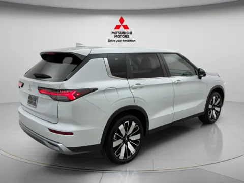 Another view of 2025 Mitsubishi Outlander SE for sale in Des Plaines, IL at Jidd Motors Mitsubishi