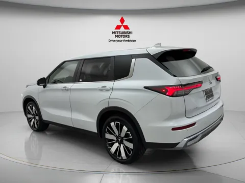 More photos of 2025 Mitsubishi Outlander SE at Jidd Motors Mitsubishi, IL