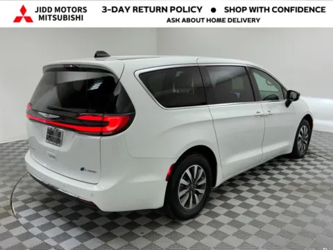More photos of 2024 Chrysler Pacifica Hybrid Select at Jidd Motors Mitsubishi, IL