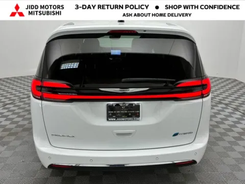 More photos of 2024 Chrysler Pacifica Hybrid Select at Jidd Motors Mitsubishi, IL