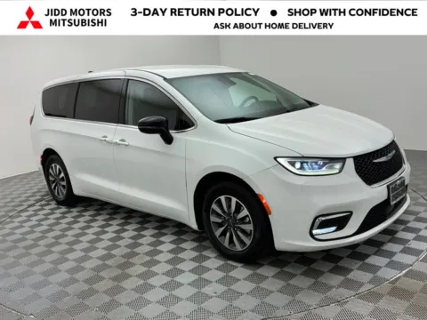 Another view of 2024 Chrysler Pacifica Hybrid Select for sale in Des Plaines, IL at Jidd Motors Mitsubishi