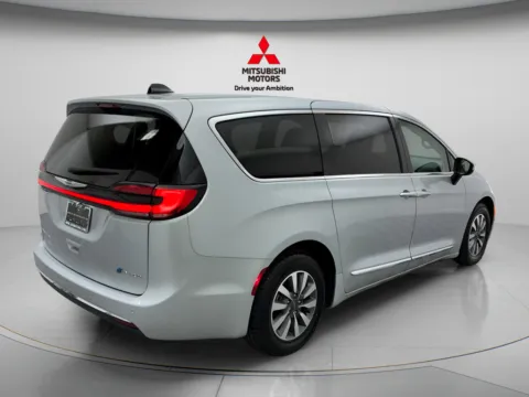 More photos of 2023 Chrysler Pacifica Hybrid Limited at Jidd Motors Mitsubishi, IL