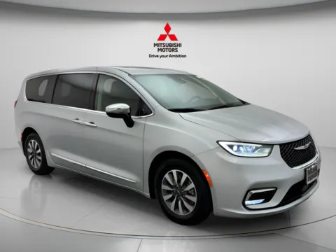 Another view of 2023 Chrysler Pacifica Hybrid Limited for sale in Des Plaines, IL at Jidd Motors Mitsubishi