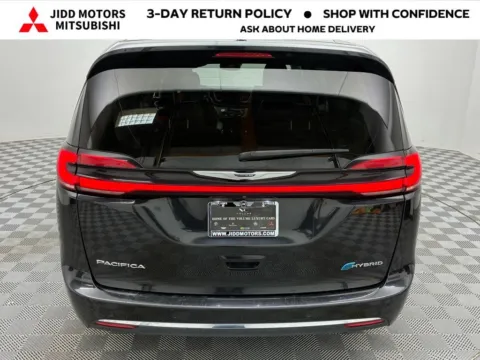 More photos of 2023 Chrysler Pacifica Hybrid Limited at Jidd Motors Mitsubishi, IL