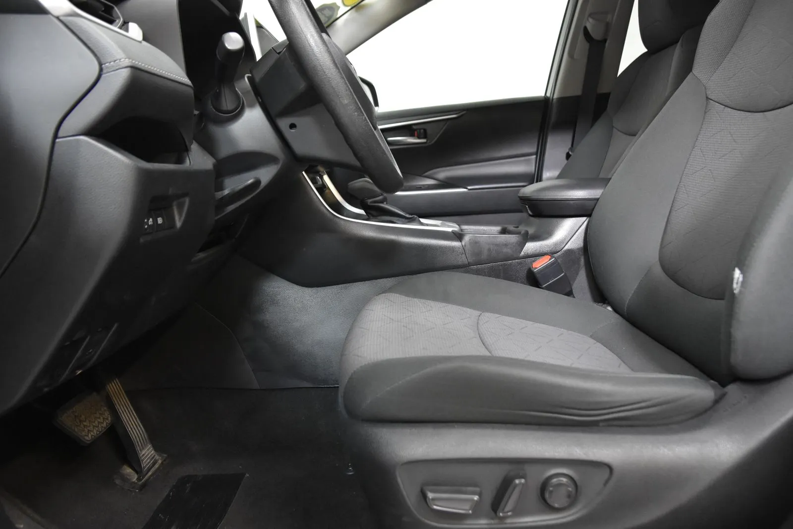 2023 Toyota RAV4 XLE photo 2