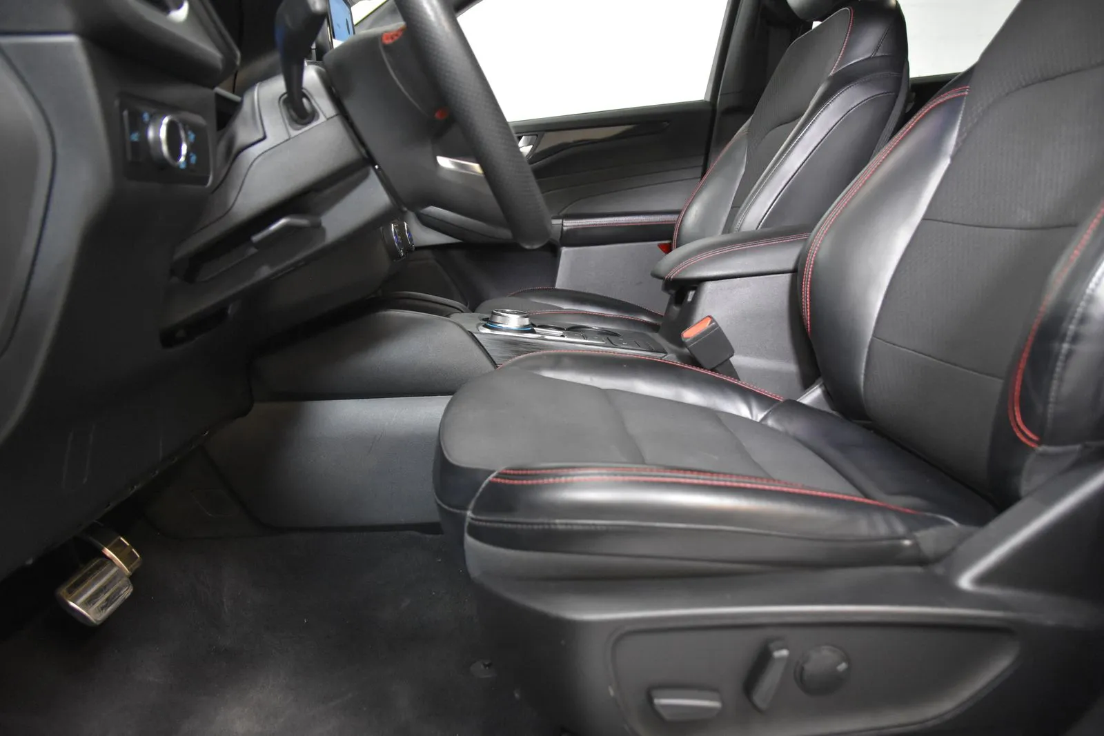 2023 Ford Escape ST-Line photo 2