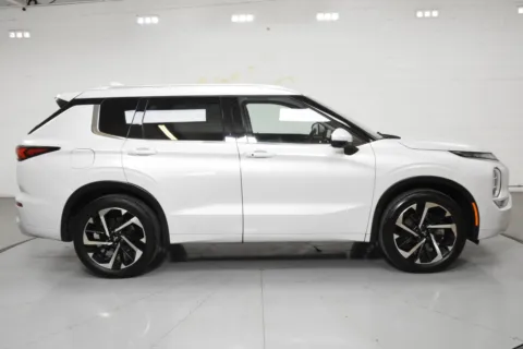 More photos of 2022 Mitsubishi Outlander SEL at Trevinos Auto Mart, TX