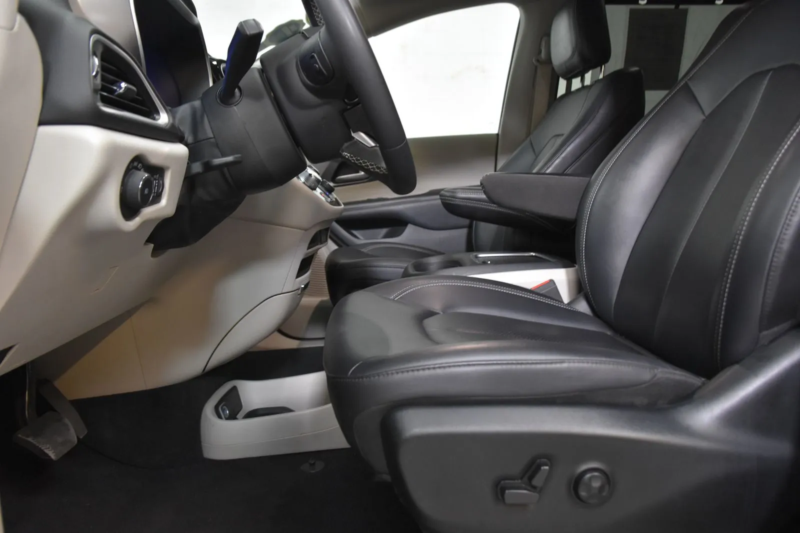 2024 Chrysler Pacifica Touring L photo 3