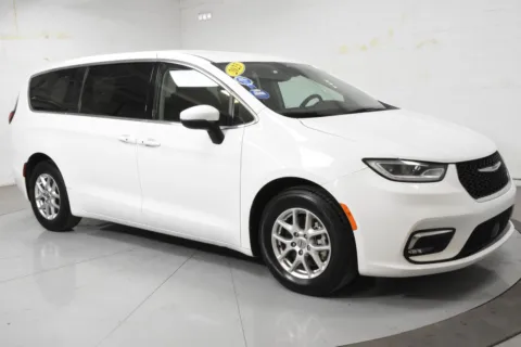 White 2023 Chrysler Pacifica Touring L for sale in McAllen, TX