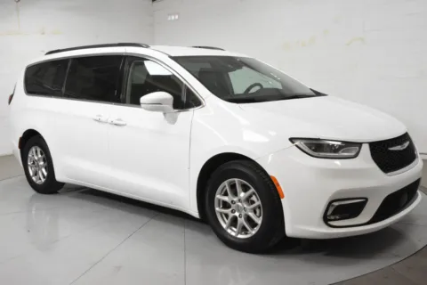 White 2022 Chrysler Pacifica Touring L for sale in McAllen, TX