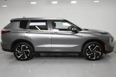 More photos of 2024 Mitsubishi Outlander SE at Trevinos Auto Mart, TX