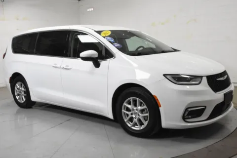 White 2023 Chrysler Pacifica Touring L for sale in McAllen, TX