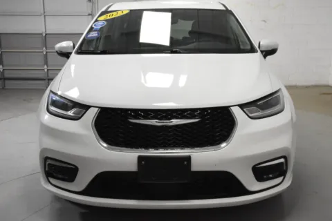 More photos of 2023 Chrysler Pacifica Touring L at Trevinos Auto Mart, TX