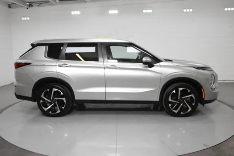 More photos of 2024 Mitsubishi Outlander SE at Trevinos Auto Mart, TX