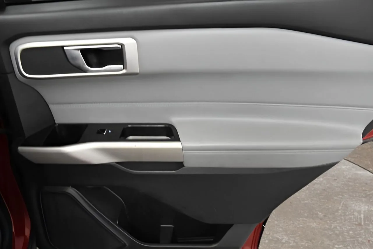 Ford Explorer photo 16