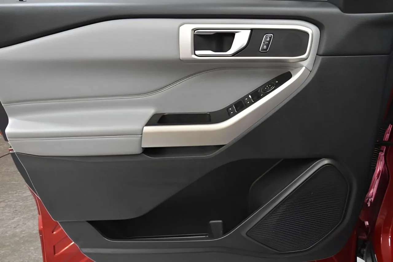 Ford Explorer photo 13
