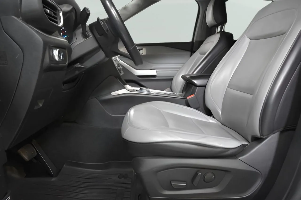 Ford Explorer photo 17