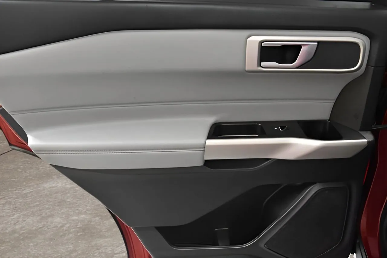 Ford Explorer photo 14