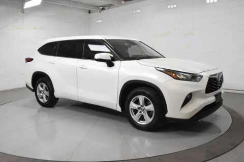 White 2020 Toyota Highlander LE for sale in McAllen, TX