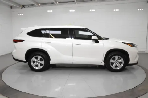 More photos of 2020 Toyota Highlander LE at Trevinos Auto Mart, TX