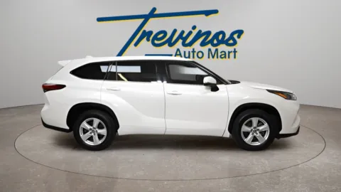 More photos of 2020 Toyota Highlander LE at Trevinos Auto Mart, TX