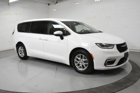 White 2023 Chrysler Pacifica Touring L for sale in McAllen, TX