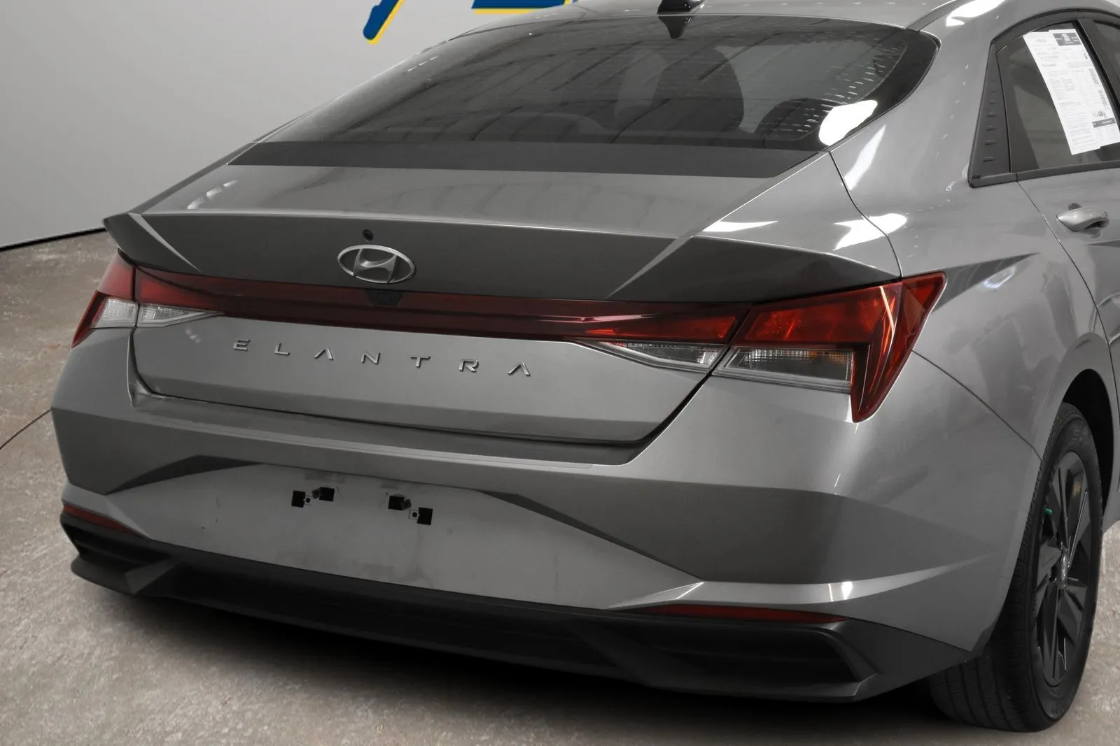 Hyundai Elantra photo 3