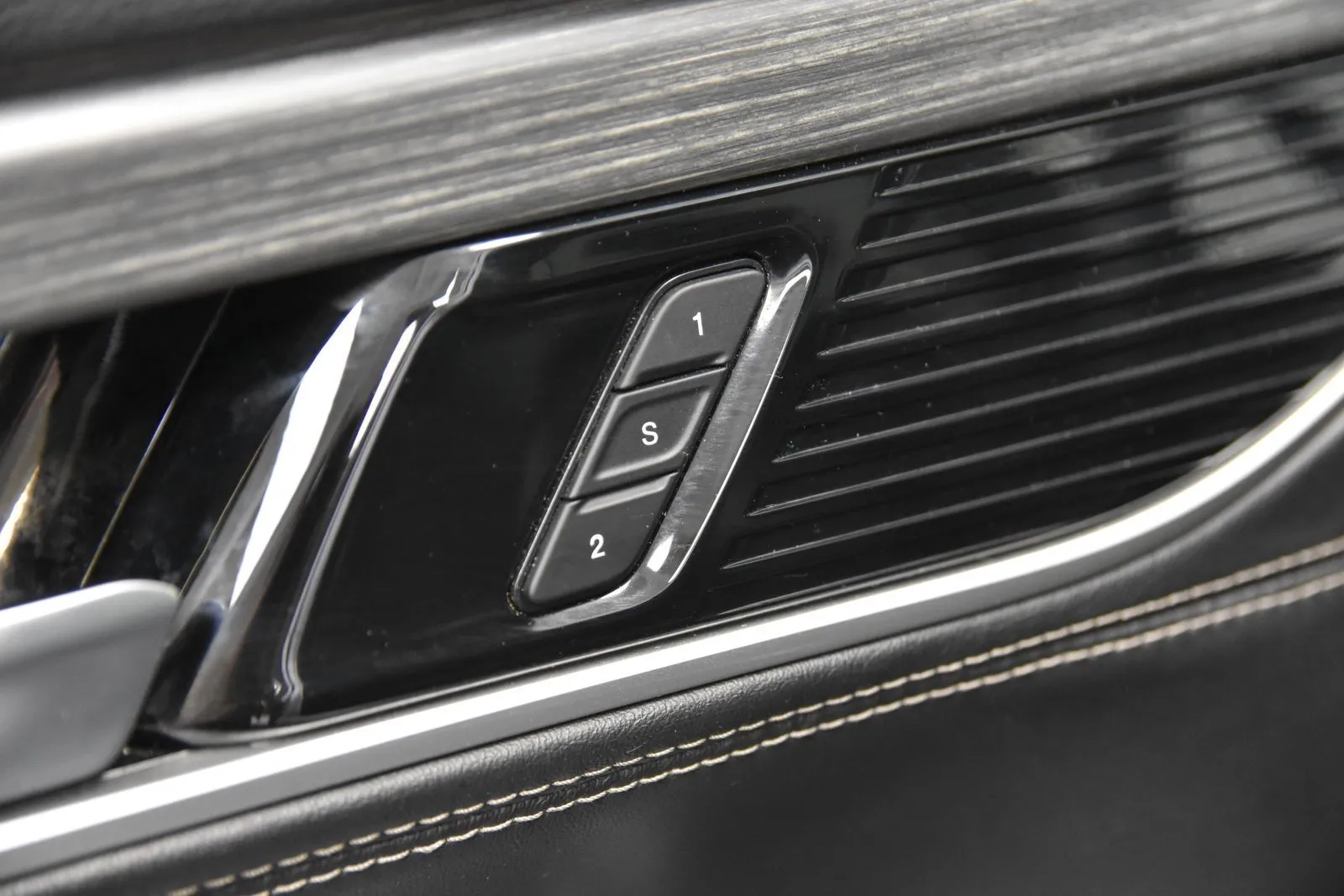 Jeep Wagoneer photo 13