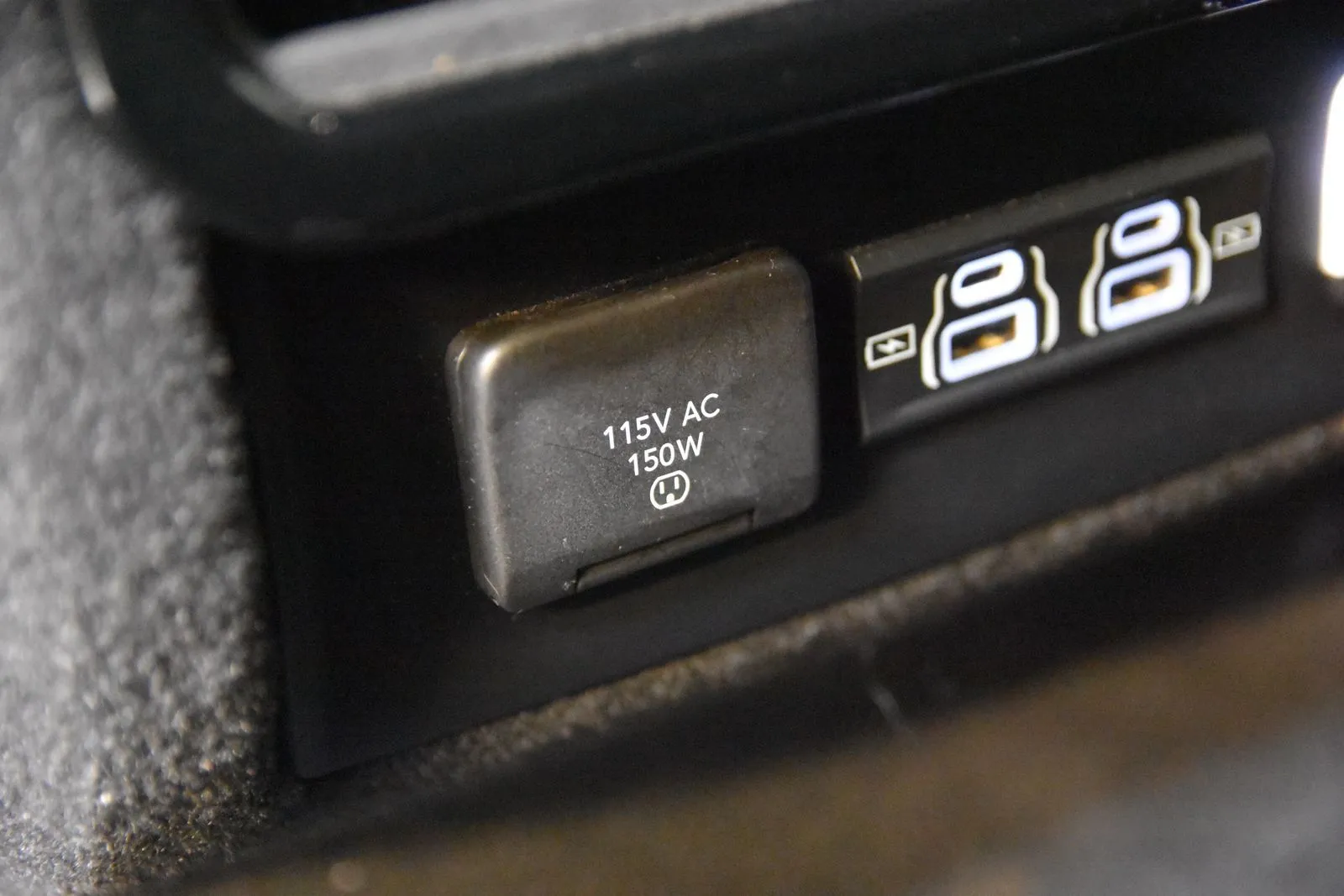 Jeep Wagoneer photo 36