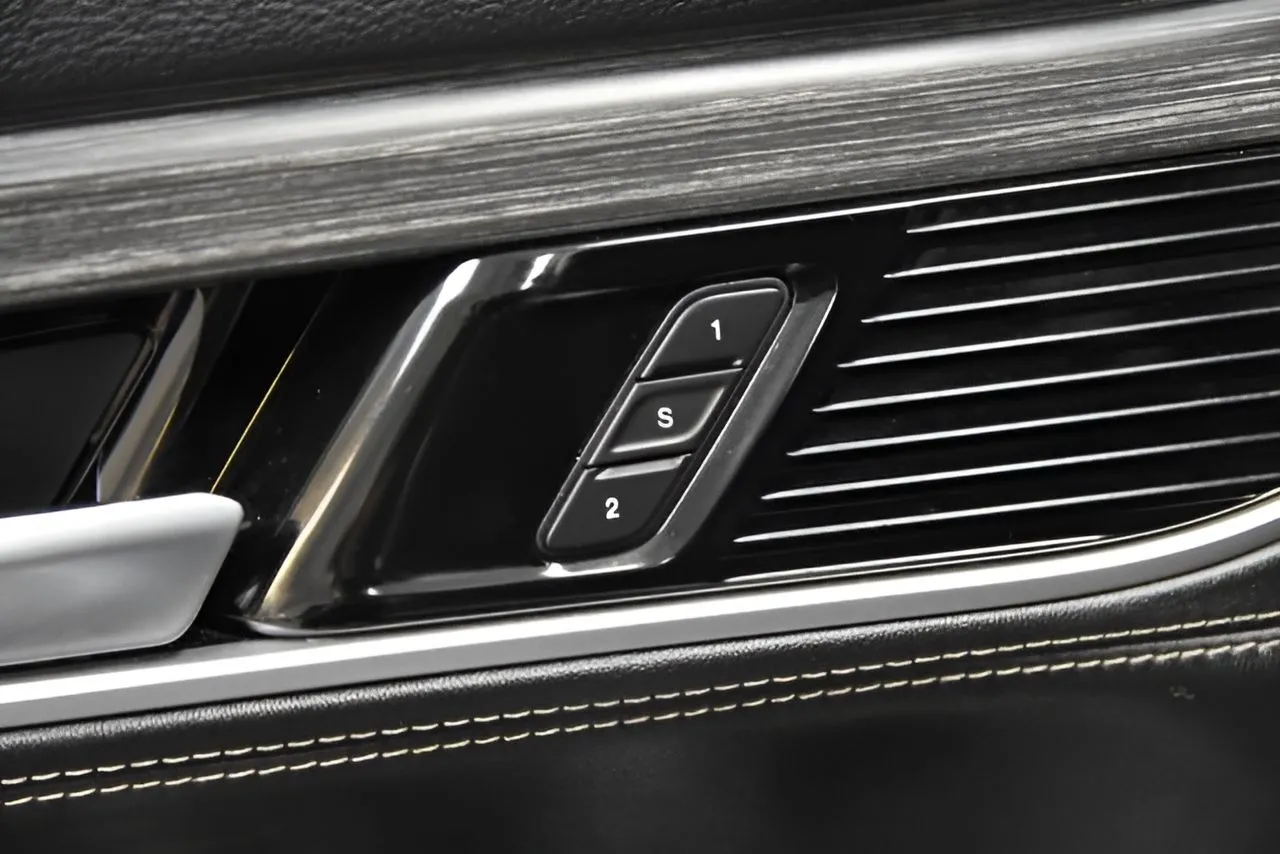 Jeep Wagoneer photo 12