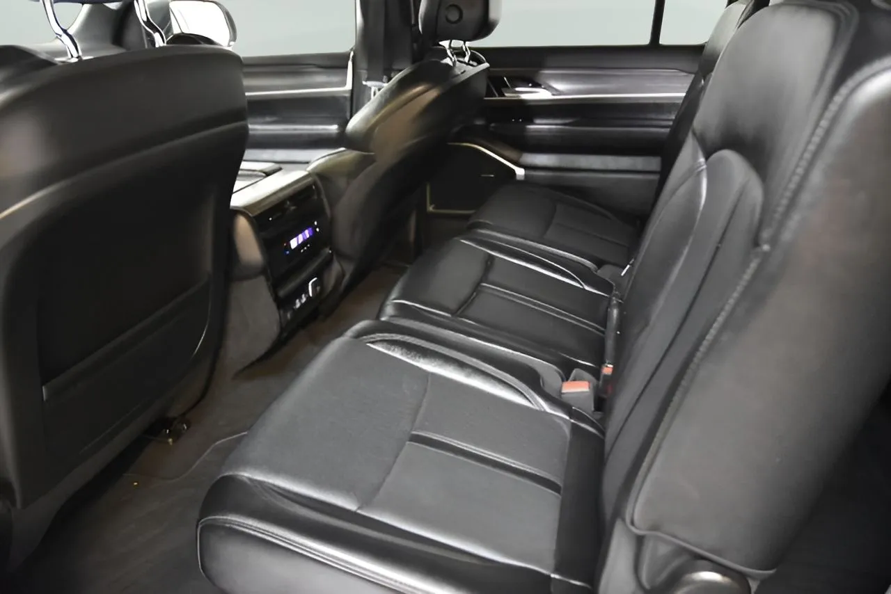 Jeep Wagoneer photo 34
